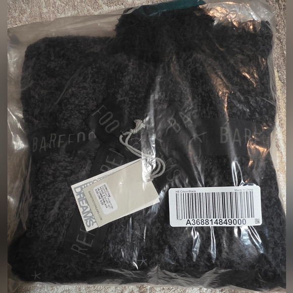 New! Barefoot Dreams Scarf & Beanie Set Carbon/black Combo